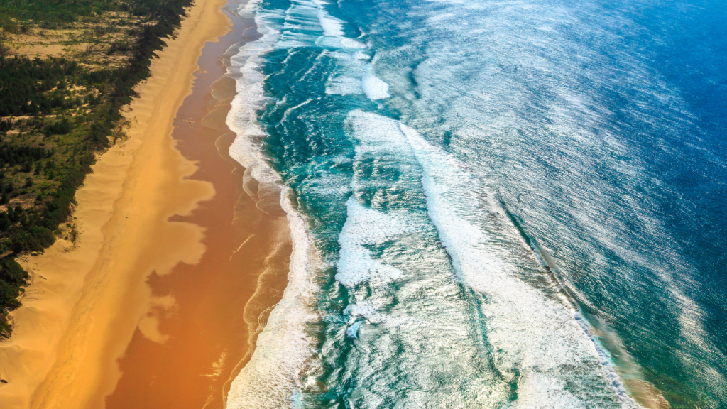Luchtfoto van een strand in Sodwana Bay, Zuid-Afrika.