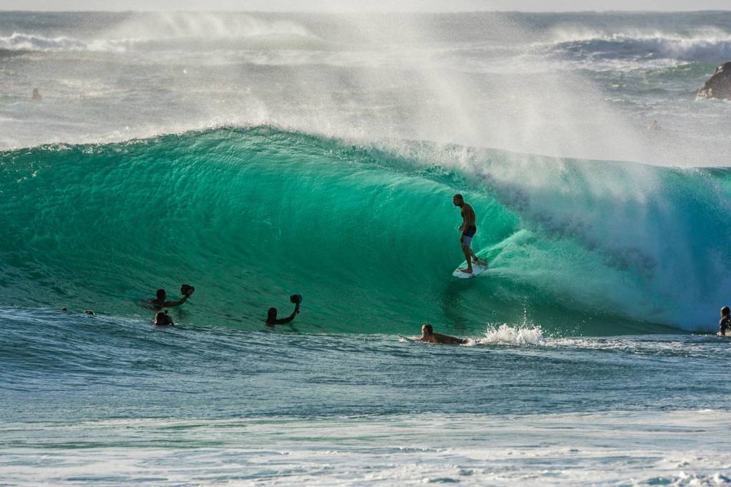 People surfing Photo: Brandon Compagne via Unsplash