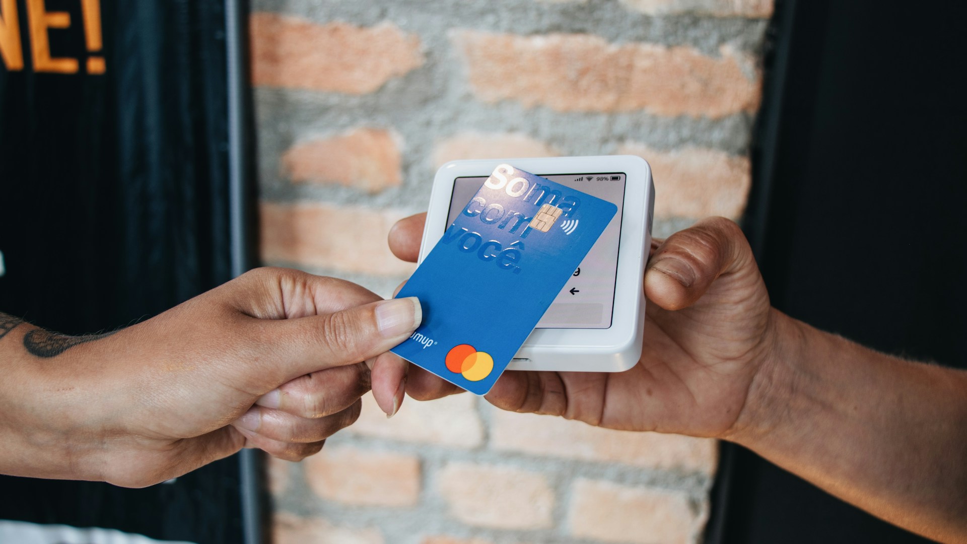 A woman using her bank card to pay cashless.