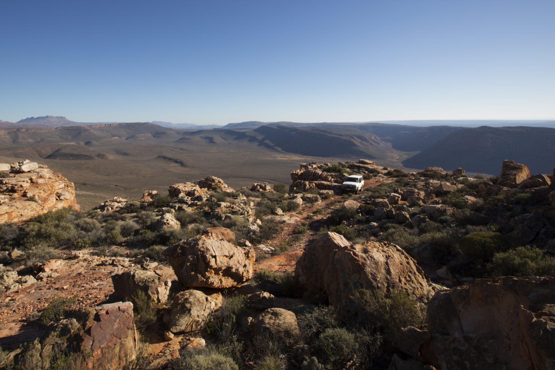 Un 4x4 traversant un terrain rocheux dans le Cederberg, dans la province du Cap-Occidental en Afrique du Sud.