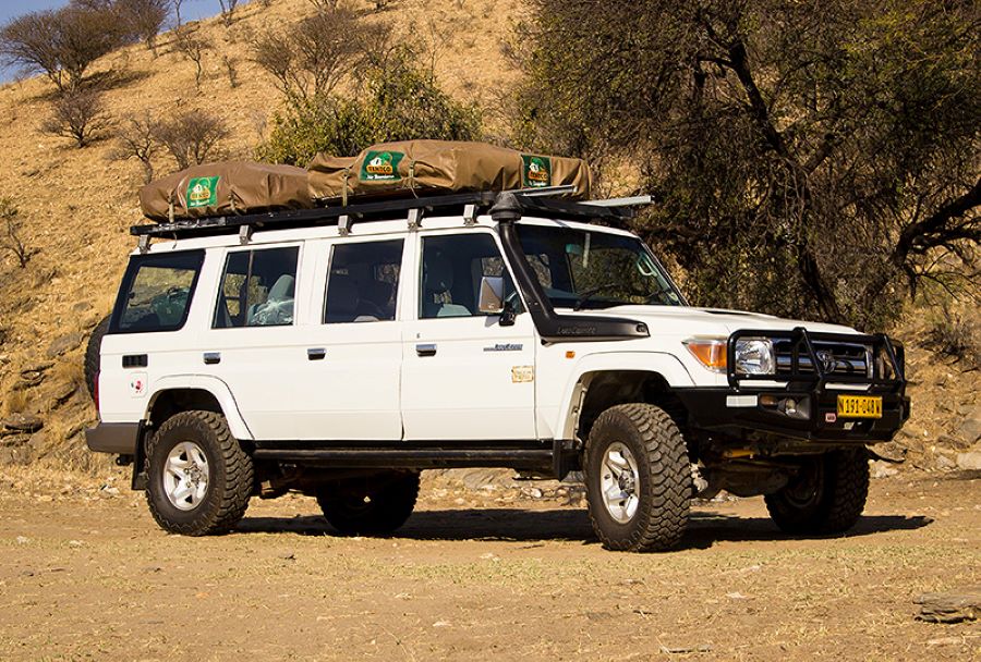 The Land Cruiser HJ 76 4x4 rental with seven doors.