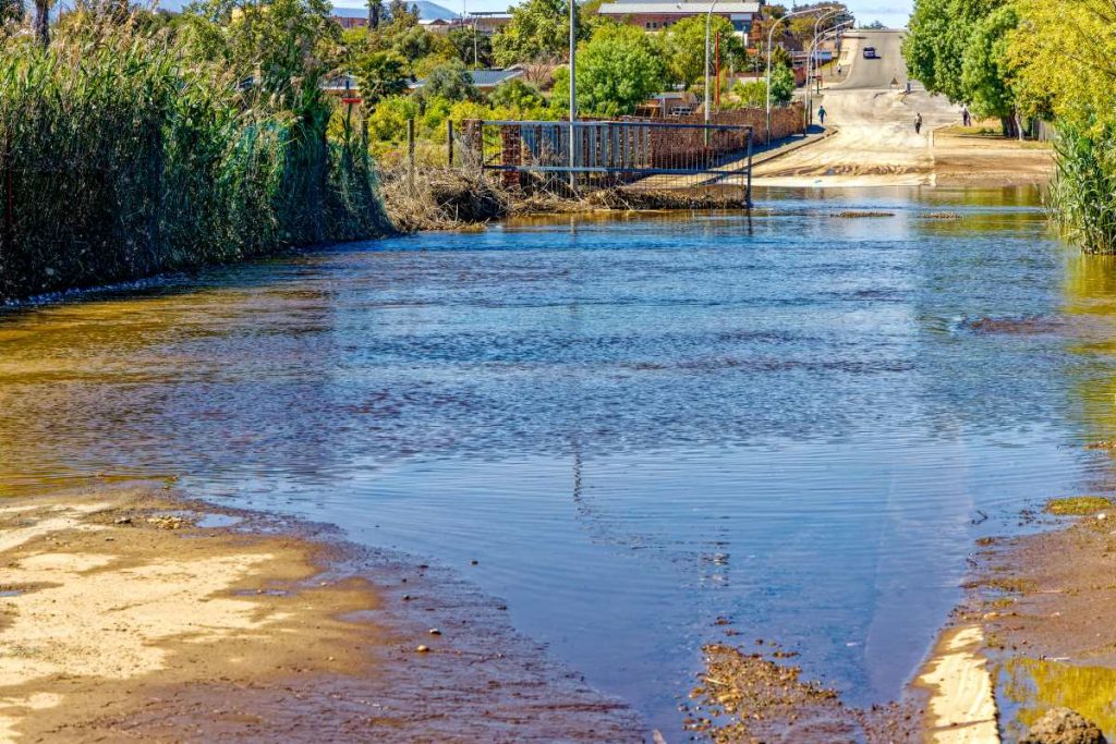 A flooded road in Oudtshoorn.