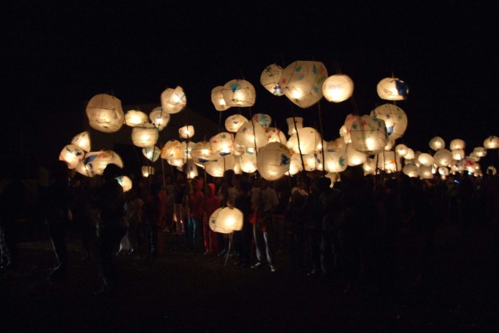 People gather with their lanterns in Nieu Bethesda.