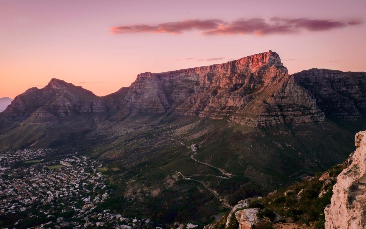 Tafelberg bij zonsopgang | Foto: Barbara Cole via Getty