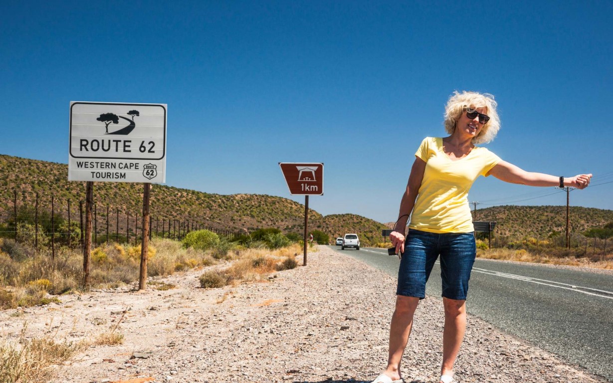 Vrouw liftend langs Route 62 aan de Westkust, Zuid-Afrika | Foto: wanderluster via Getty