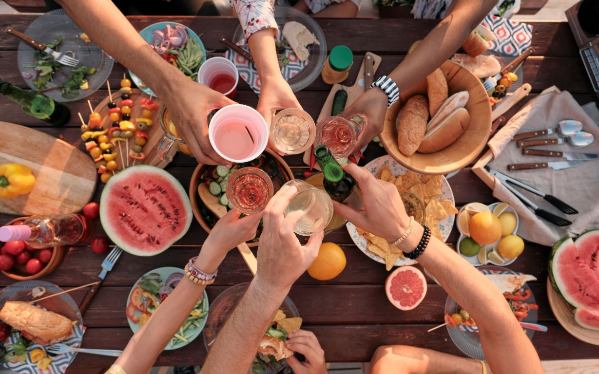 Mensen die van een maaltijd genieten | Foto: AnaStills via Getty Images