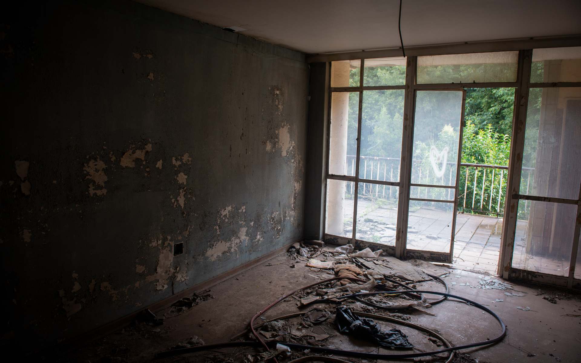 A room in the abandoned Kempton Park Hospital | Photo: Phillip Van Zyl