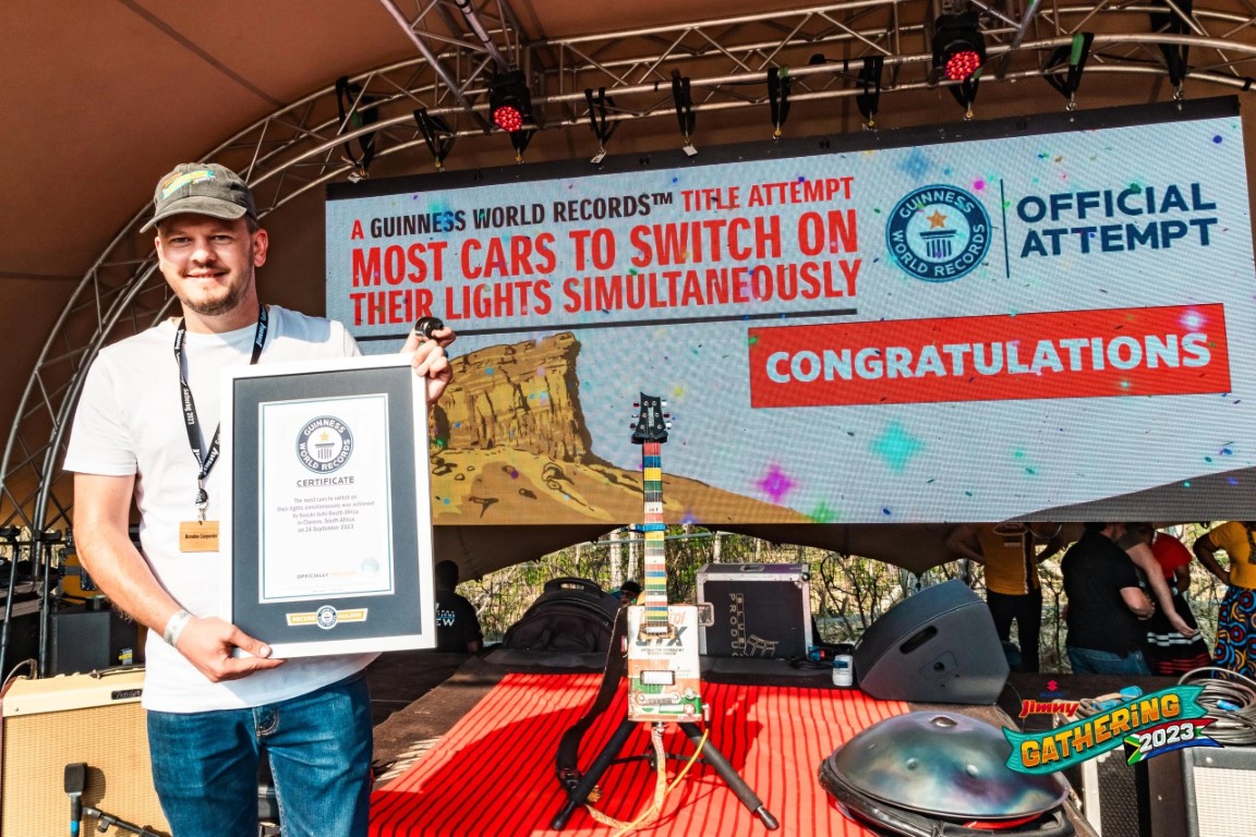 Jimny gathering breaks the world record for most cars to switch their lights on simultaneously